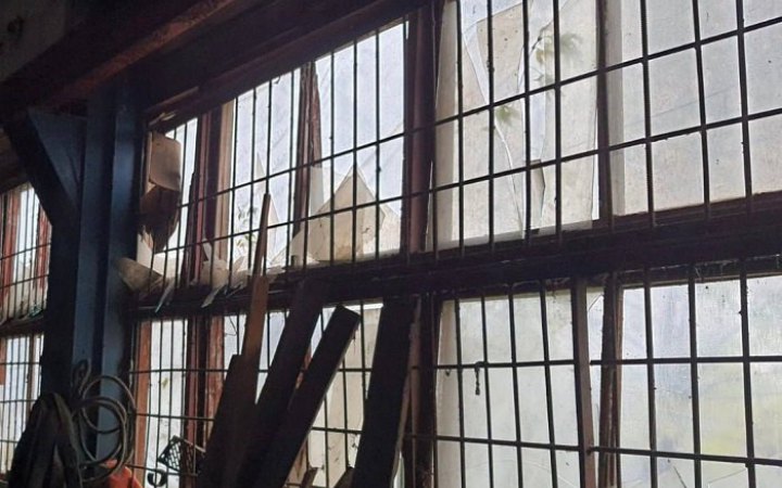 Нікопольський завод феросплавів оголосив про призупинення роботи через обстріли