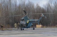 В Бродах военный вертолет Ми-2 упал на бок во время взлета (обновлено)