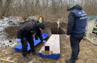 На Харківщині поліцейські ексгумували тіло загиблої від російських обстрілів жінки