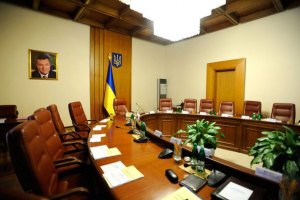Азаров собирает министров после праздников