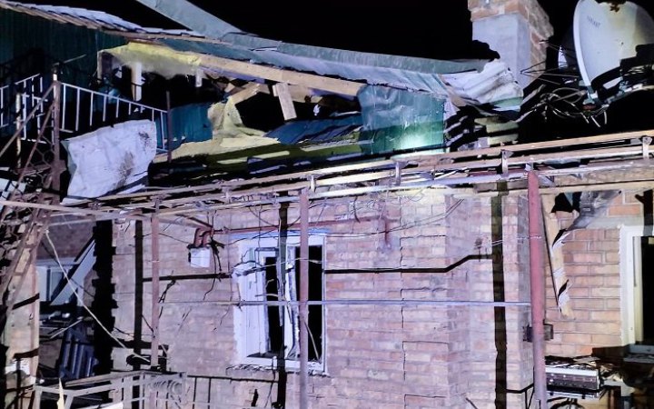 Пошкоджена школа на Донеччині, м’ясокомбінат – на Харківщині і приватні будинки: уночі ворог обстріляв 7 областей