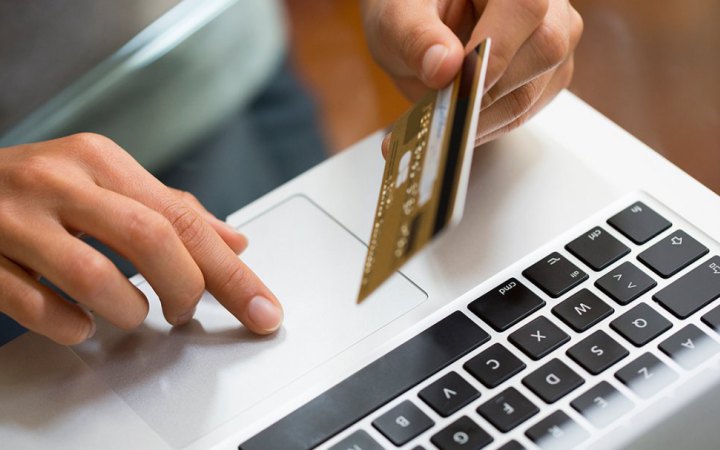 У Києві двох працівників Ощадбанку запідозрили в знятті з рахунку померлого клієнта майже 65 тисяч доларів 