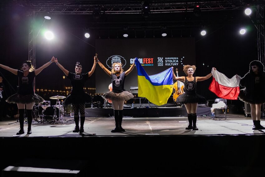 Гурт Dalkh Daughters на День Незалежності України на головній площі Варшави, серпень 2025
