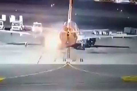 У самолета украинской авиакомпании SkyUp во время посадки в Египте загорелось шасси