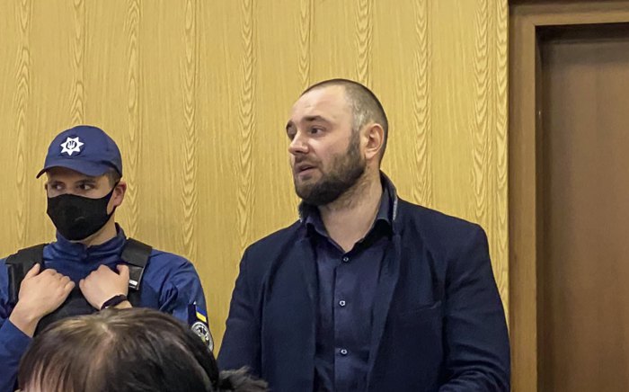 Сергій Щербич (у центрі) на засіданні суду 20 травня