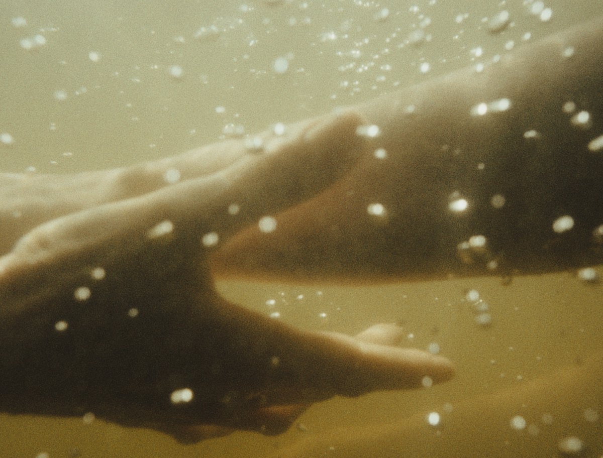 Кадр зі стрічки «Звук падіння».