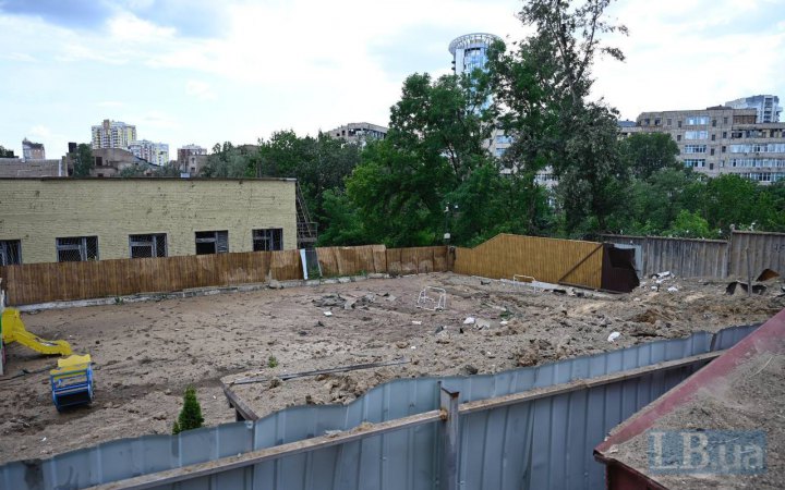 У Києві ракета окупантів зруйнувала дитячий садок