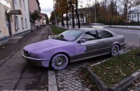 Новгородские маляры перекрасили припаркованную у тротуара BMW в сиреневый цвет