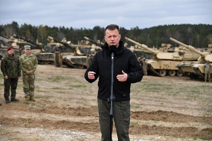 Міністр оборони Польщі Маріуш Блащак під час підготовки американських солдатів до навчання польських екіпажів на танках Abrams 
