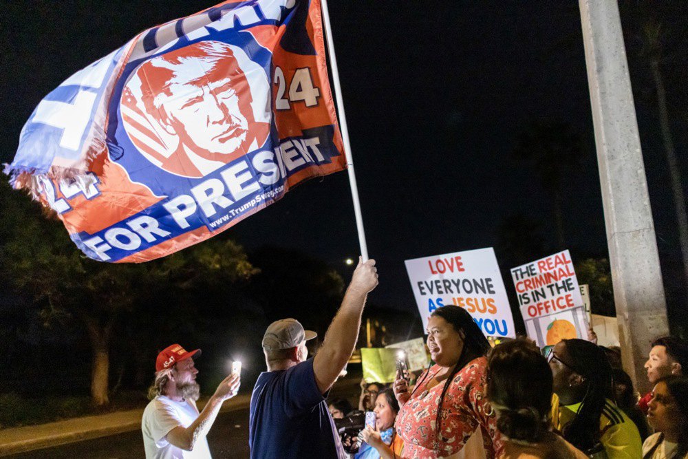 Прихильники президента США Дональда Трампа і противники його політики сперечаються під час демонстрації в
Лейк-Ворт-Біч, Флорида, 7 лютого 2025 р.