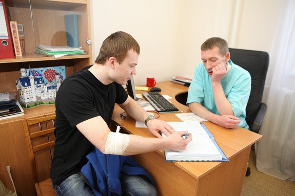 Дмитрий Перетятко беседует с донором