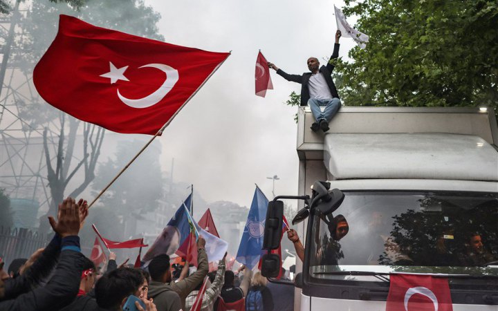 Під час святкування перемоги на виборах у Туреччині стався обвал балкону