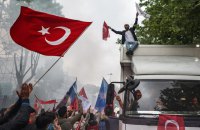 Під час святкування перемоги на виборах у Туреччині стався обвал балкону