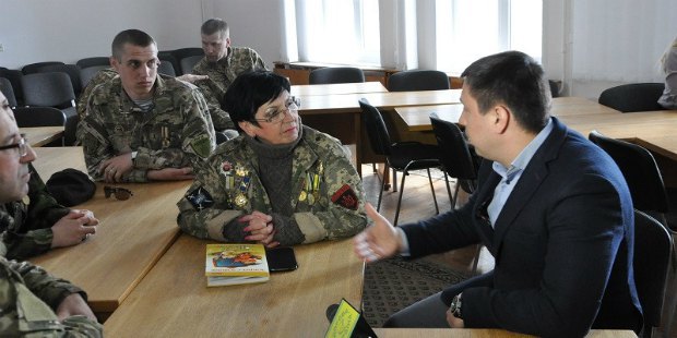 Андрей Стрихарский обсуждает с волонтерами программу помощи для Авдеевки