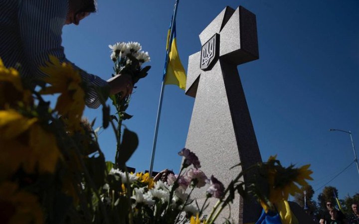 На Берковецькому кладовищі в Києві відкрили другий меморіал для вшанування загиблих захисників