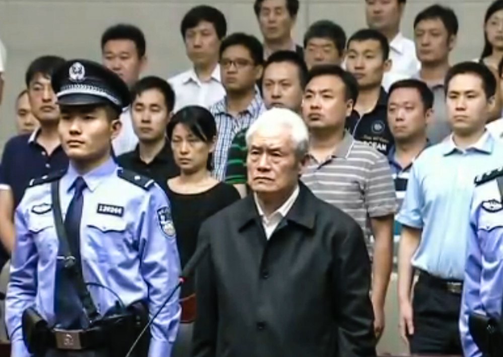 Звинувачений в корупції Чжоу Юнкан в залі суду