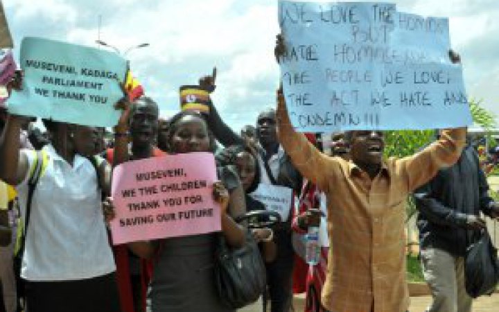​Парламент Уганди вдруге прийняв закон про довічне ув`язнення або смертну кару за гомосексуалізм, - The Guardian