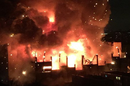 В Москве возник сильный пожар на заводе, где строили "Буран"