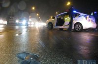 Літня жінка потрапила під машину в Києві, перебігаючи проспект у недозволеному місці