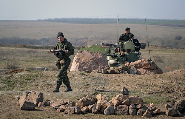 Блокпост украинских военных в Донецкой области близ границы с Россией