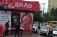Вооруженный мужчина ограбил магазин мобильной связи в Киеве