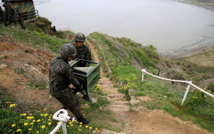​Південна Корея почала прибирати гучномовці на кордоні із КНДР