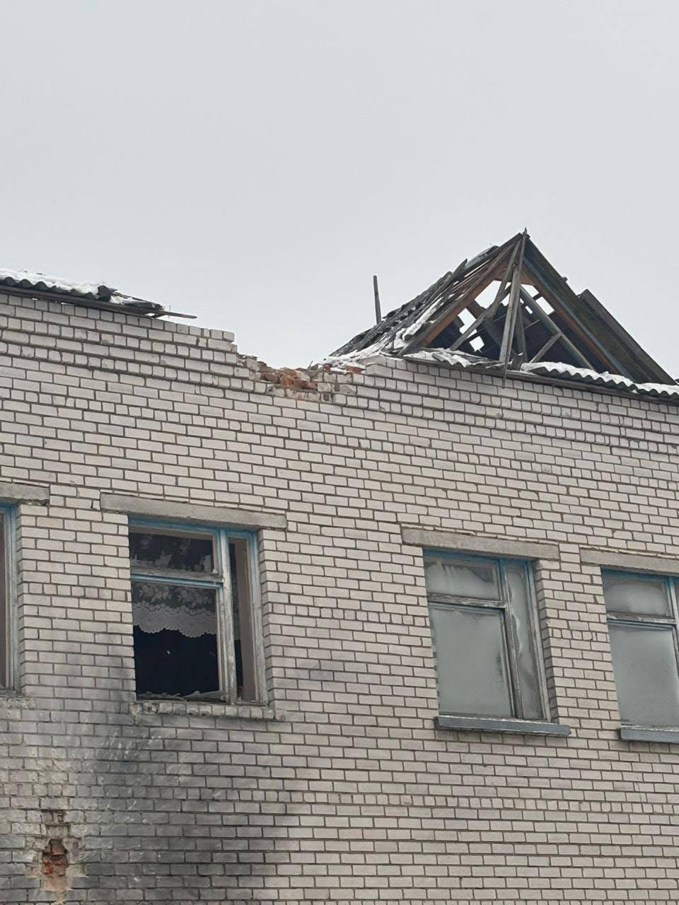 Росіяни безпілотниками “молнія” атакували будівлю школи в Семенівці 