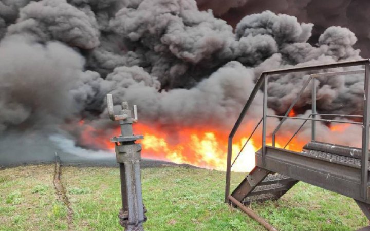 Російські війська знову обстріляли  Лисичанський нафтопереробний і гатять по житлових кварталах