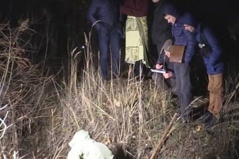 У Києві чоловік закопав у лісосмузі свою співмешканку, яка померла від пневмонії