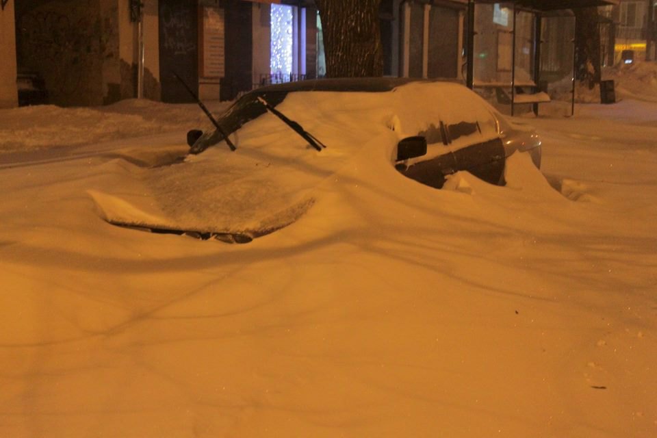 Автомобиль замело снегом в центре Одессы