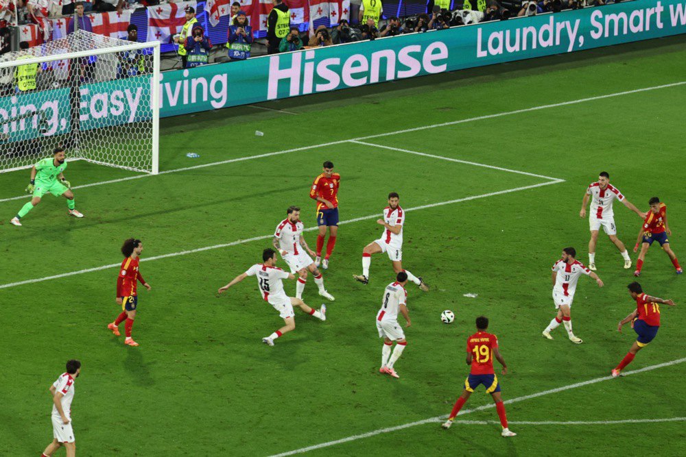Родрі з Іспанії зрівнює рахунок під час футбольного матчу 1/8 фіналу Євро-2024 між Іспанією та Грузією в Кельні, Німеччина.