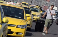 В Афинах таксисты заблокировали подъезды к аэропорту и в порт