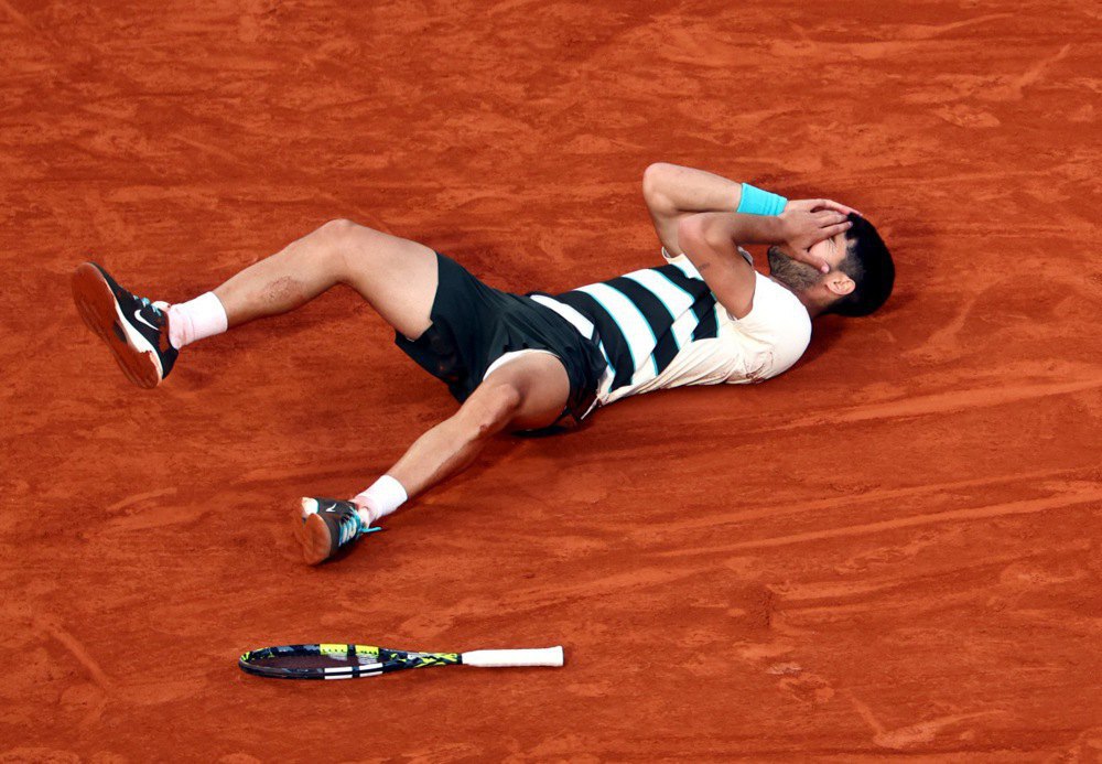 Іспанський тенісист Алькарас святкує перемогу 