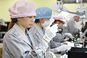 Виробництво фотоапаратів Canon довірять роботам