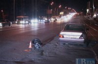 В Киеве водитель Mercedes, разворачиваясь через двойную сплошную, тяжело травмировал мотоциклистов