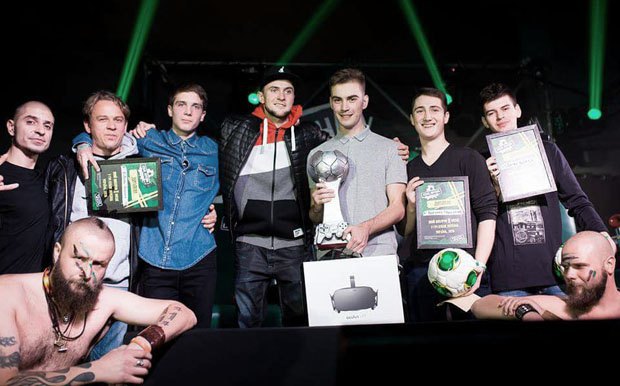 Фоззі (верхній ряд, другий зліва) на фіналі турніру з віртуального футболу 