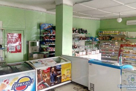Мужчина в балаклаве с автоматом ограбил сельский магазин в Донецкой области