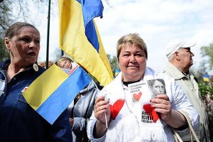 Прихильники Тимошенко біля Вищого спецсуду слухають військові марші
