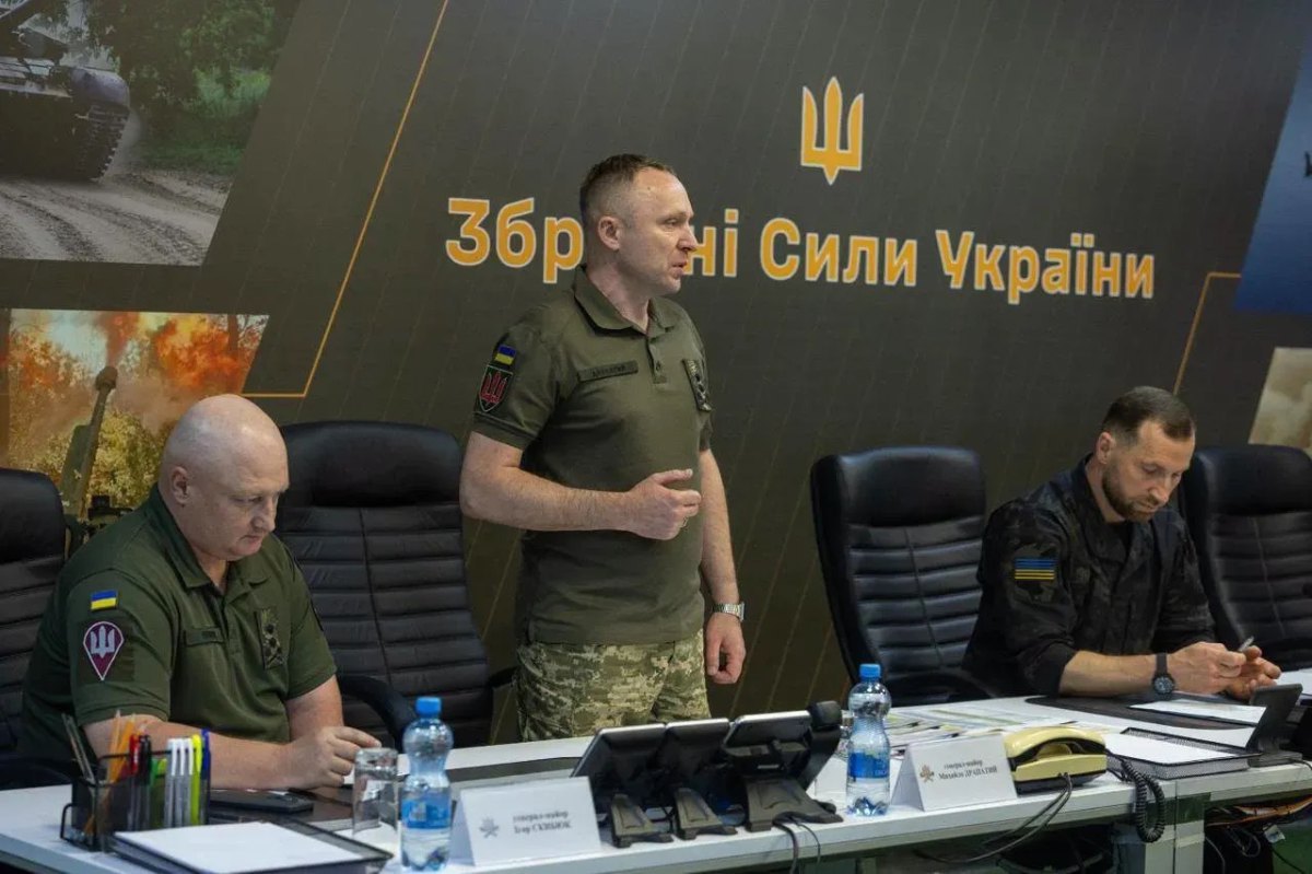 начальник Генштабу Ігор Скибюк, Головнокомандувач ЗСУ Михайло Драпатий та т.в.о міністра оборони Євгеній Хмара (праворуч)