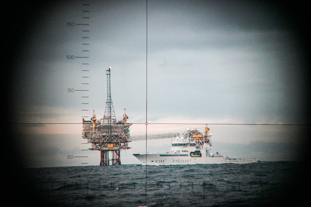 Нафтовидобувна вежа у перископі підводного човна, жовтень 2022