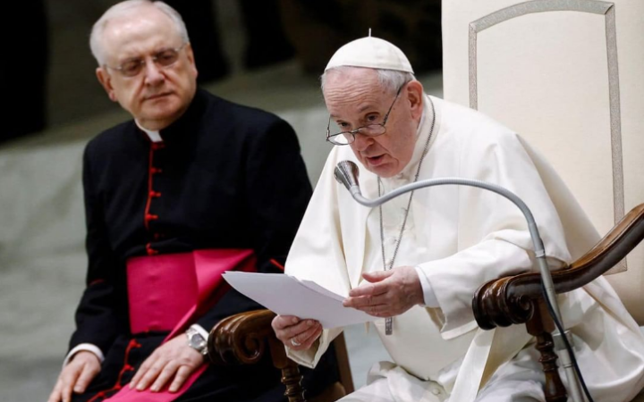 Ватикан дозволив римо-католицьким священникам благословляти одностатеві пари