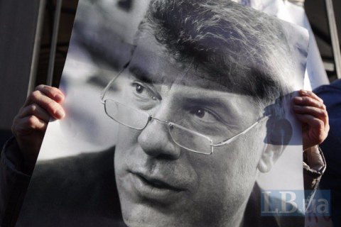 На доме Немцова в Москве установили мемориальную табличку его памяти
