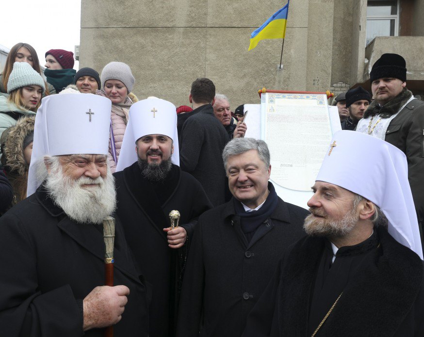 Митрополит Софроний (слева) с Епифанием, Порошенко и митрополитом Иоаном