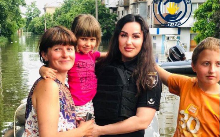 Поліцейські врятували з даху будинку в Олешках жінку з двома дітьми