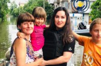 Поліцейські врятували з даху будинку в Олешках жінку з двома дітьми