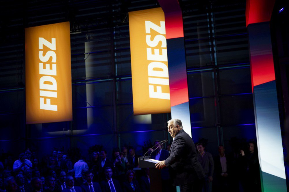Прем'єр-міністр Угорщини та лідер правлячої партії Фідес Віктора Орбан виголошує свою промову під час оголошенння виборчого списку партії у Будапешті, 16 лютого 2026 року.