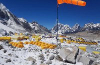 З Евересту та двох інших гір в Гімалаях винесли 11 тонн сміття