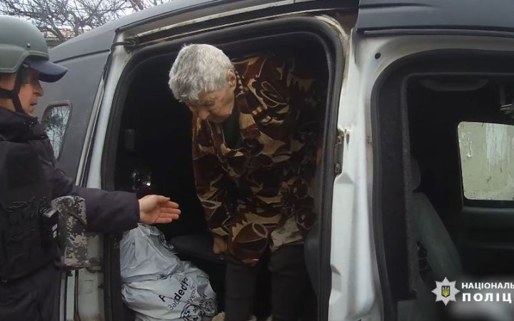 Поліцейські евакуювали з Берислава чотирьох мирних жителів