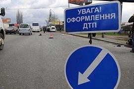 ​В центре Киева Mercedes вдавил пешехода в стену