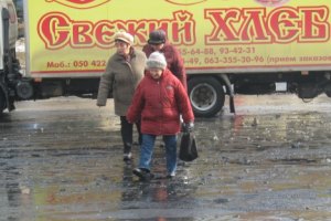 Улицу в Луганске залило нечистотами 